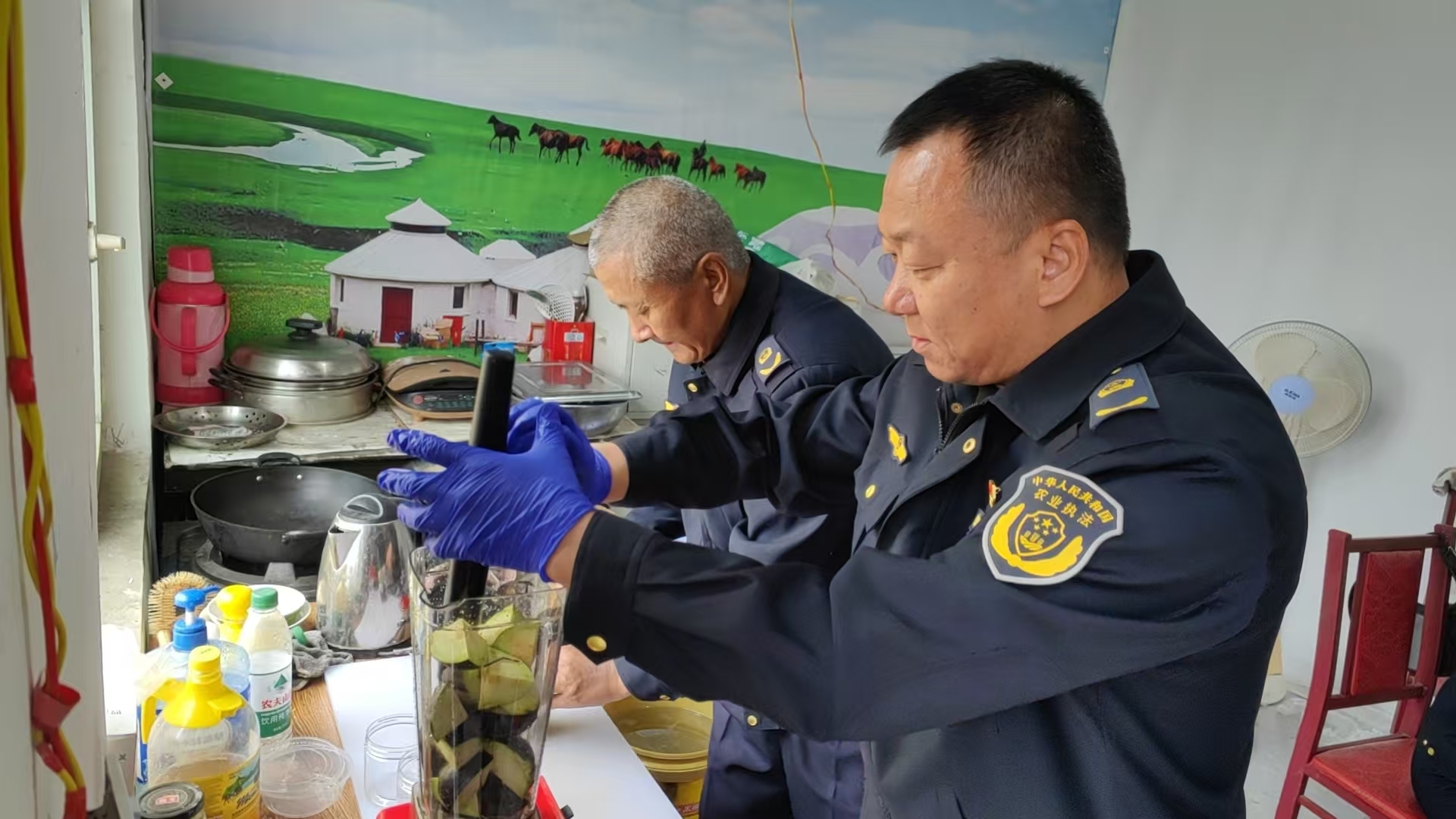 呼和浩特市农牧业综合行政执法支队扎实开展监督抽检 筑牢源头安全防线